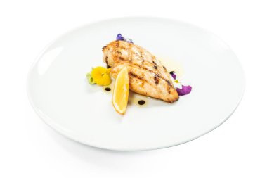 Sosu ve sebzesi olan balık