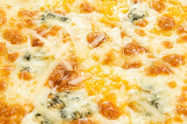 Beyaz üzerine izole edilmiş farklı malzemeli pizza.