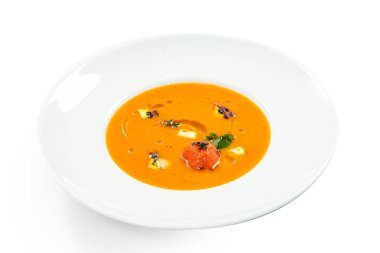 Kremalı çorba beyazda izole edilmiş.