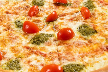 Beyaz üzerine izole edilmiş farklı malzemeli pizza.