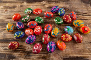 Masadaki renkli yumurtalar.