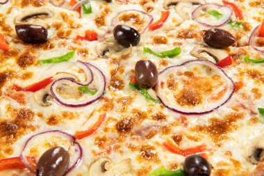 farklı pizza malzemeleri arka planda