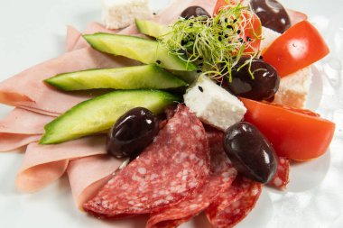 Arka planda farklı salatalar