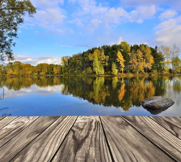 Sonbahar göl üzerinde ahşap platformu — Stok fotoğraf