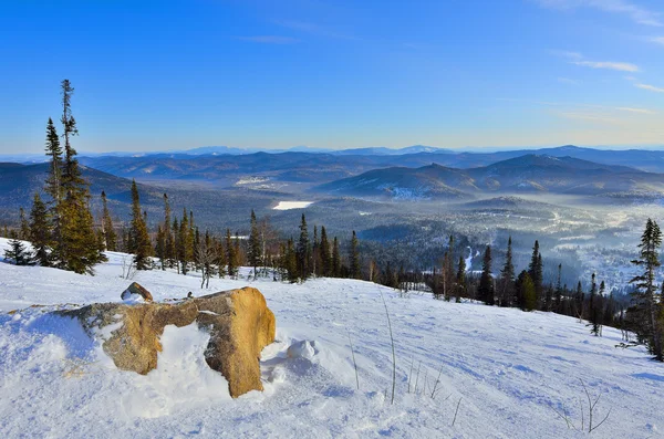 Paisaje invernal panorámico en las montañas de Siberia Occidental , —  Fotos de Stock