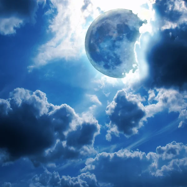 Full moon shines through the clouds in the night sky — Stock Photo, Image