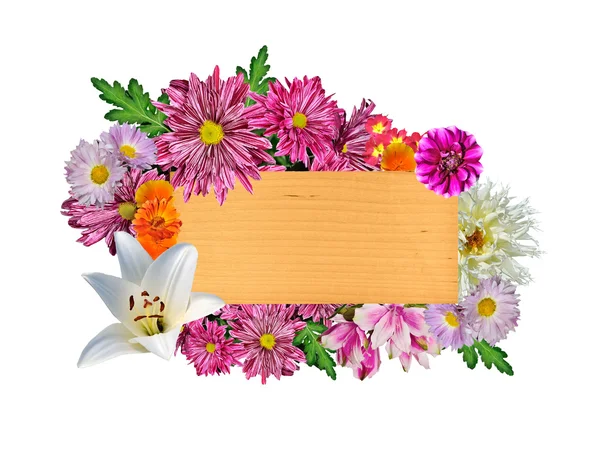 Hermoso marco floral brillante alrededor de un letrero de madera — Foto de Stock