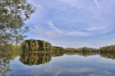 Göl üzerinde renkli sonbahar manzara