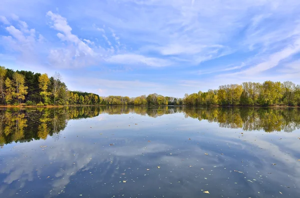 Красочный осенний пейзаж на берегу озера — стоковое фото