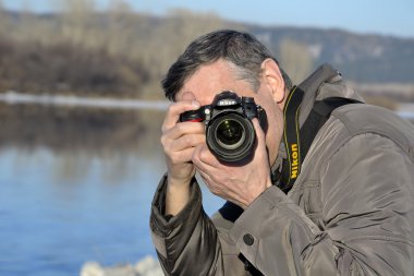 Fotoğrafçı ile fotoğraf makinesi Nikon. 
