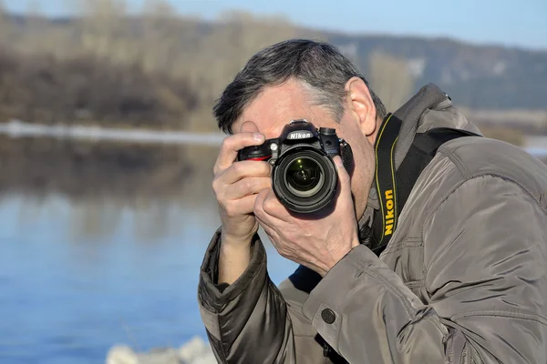 Fotógrafo com câmera Nikon . — Fotografia de Stock