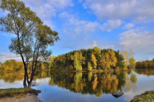 Herbstlandschaft am See — Stockfoto