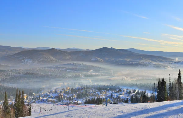 Mañana de invierno en las montañas y estación de esquí Sheregesh —  Fotos de Stock