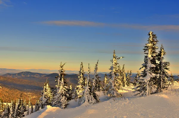 Paisaje invernal en las montañas al atardecer —  Fotos de Stock