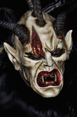 Şeytan maskesi.