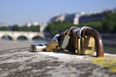 Köprü aşk kilitler