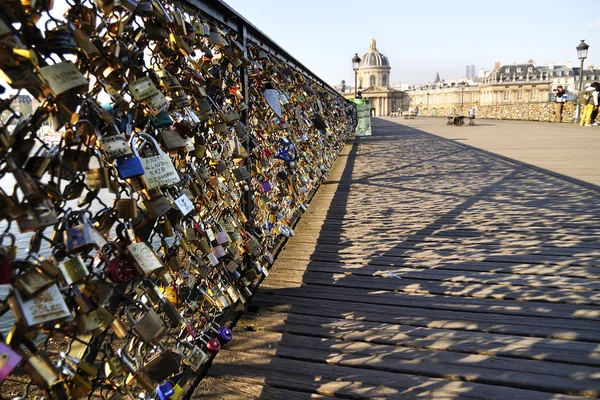 Paris, Fransa - Haziran 6., 2013: aşık Paris'te kilitleri Pont des Arts köprüye binlerce kilitli. Asma kilitler, Seine Nehri atılmış tuşları ile modern bir gelenek olduğunu.