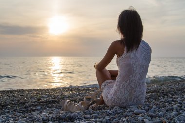 Beyaz elbiseli güzel kız.