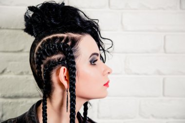 Seksi esmer kız, makyaj ve saç Güzellik Salonu