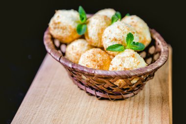 Hindistan cevizi çerezleri bir sepet, Hindistan cevizi topları, tatlı