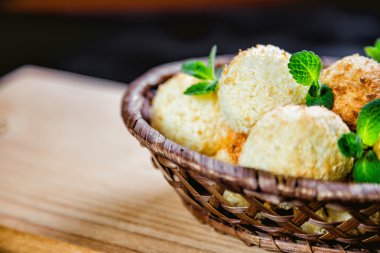 Hindistan cevizi çerezleri bir sepet, Hindistan cevizi topları, tatlı