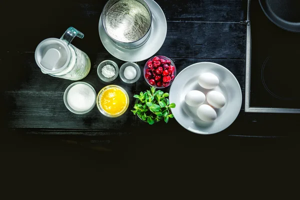 Ingredienser för matlagning maträtt, förbereda pannkakor — Stockfoto