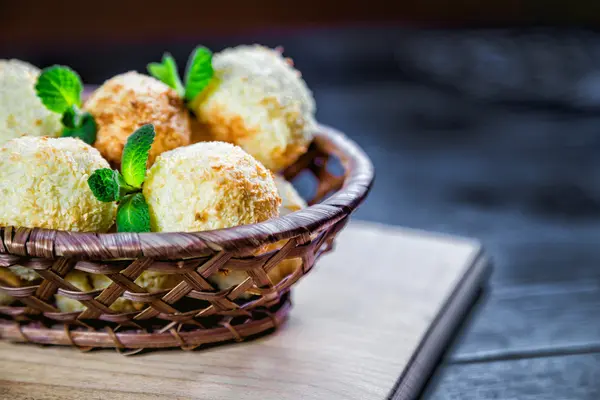 Egy kosár, kókusz golyó, édes kókuszos cookie-k — Stock Fotó