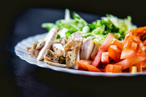 Ingredientes para a salada, carne, cenouras de tomates, saboroso — Fotografia de Stock
