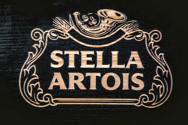 史黛拉阿托伊斯徽刻在木头，啤酒 — 图库照片