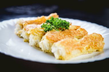 Peynir ve ekmek ve bir tabak içinde café rulo