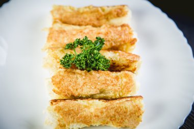 Peynir ve ekmek ve bir tabak içinde café rulo