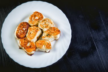 pide ve tavuk göğsü kızarmış rulolar