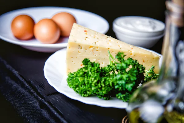 Ingredientes para cocinar huevos revueltos con queso, la cocina del restaurante —  Fotos de Stock