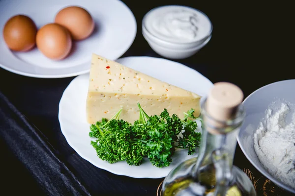 Ingredienser för matlagning äggröra med ost, restaurangköket — Stockfoto
