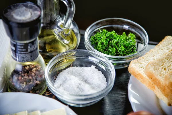 Productos para cocinar ingredientes tostados en una mesa — Foto de Stock