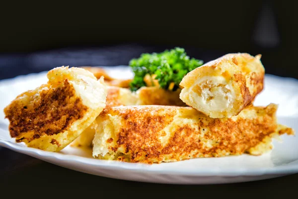 Rollos de queso y pan, un plato en la cafetería — Foto de Stock