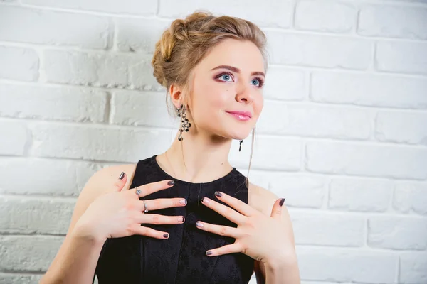 Blonde girl, make-up in a beauty salon — Stock Photo, Image