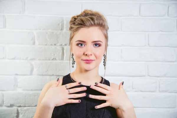 Blonde girl, make-up in a beauty salon — Stock Photo, Image