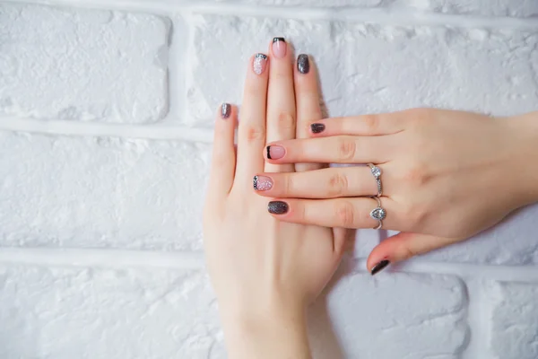 Elegante manicure femminile, mani delle donne — Foto Stock