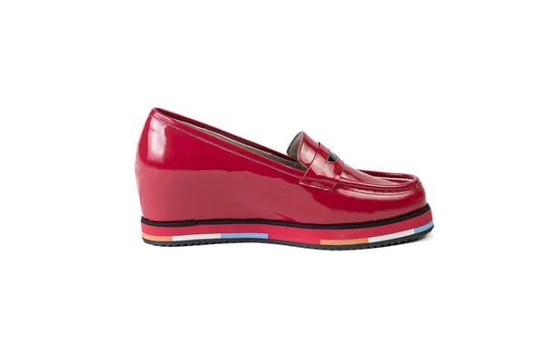 Sapatos vermelhos em um fundo branco, mulheres calçado elegante, venda online — Fotografia de Stock