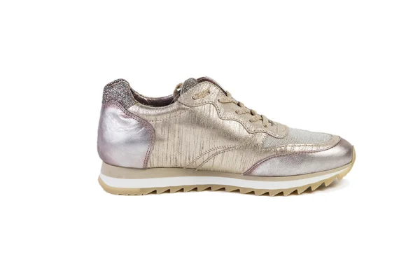 Zapatillas de deporte para mujer doradas y plateadas sobre fondo blanco, catálogo de ventas en línea — Foto de Stock