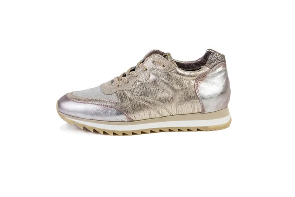 Guld och silver kvinnors sneakers på en vit bakgrund, online försäljning katalog — Stockfoto