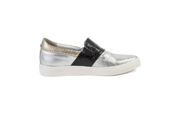 Stříbrný ženské boty na bílém pozadí, prodejní katalog online — Stock fotografie