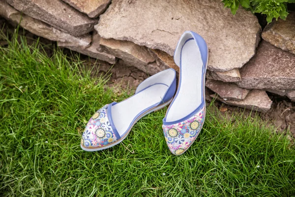 Lehké letní sandály žena v přírodě, reklama boty — Stock fotografie