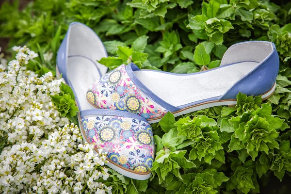 Lichte zomer sandalen vrouw in de natuur, reclame schoen — Stockfoto