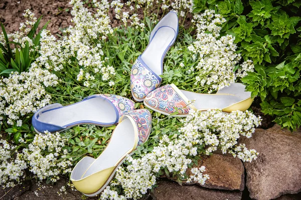 Sandales d'été lumière femelle dans la nature, chaussures publicitaires — Photo