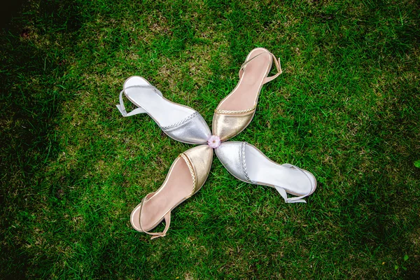 Sandalias de plata y oro en forma de flor — Foto de Stock