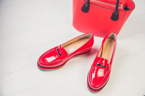Zapatos rojos, zapatos de charol con estilo — Foto de Stock
