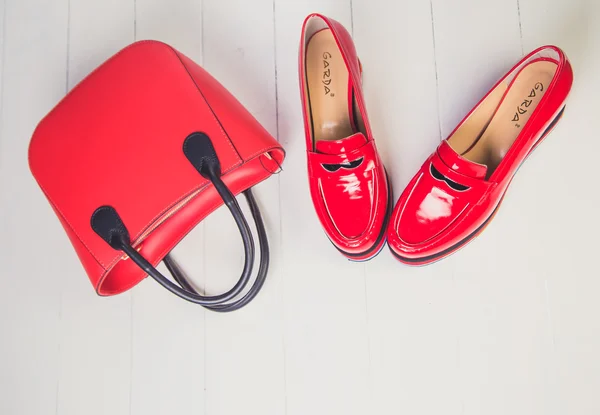 Red shoes, stylish patent leather shoes — Stock Photo, Image