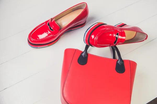 Rote Schuhe, elegante Lackschuhe — Stockfoto